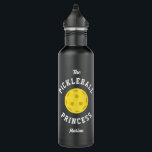 Bouteille D'eau Pickleball Princess Cute Fun Typographie<br><div class="desc">Cette bouteille d'eau amusante et moderne à thème de pickleball comporte l'expression "La Princesse de Pickleball" avec un pickleball. Personnalisez ce design avec votre propre nom ! Toutes les couleurs de ce design sont totalement personnalisables - il suffit de cliquer sur "modifier en utilisant l'outil de design". Le design est...</div>