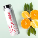 Bouteille D'eau Pois modernes rouges et blancs<br><div class="desc">Un amusant motif de pois rouge accentue le fond de cette bouteille d'eau personnalisée avec votre nom imprimé verticalement en lettres chic des deux côtés.</div>