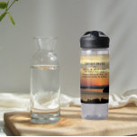 Bouteille D'eau Prière de sérénité Coucher de soleil sur la mer or<br><div class="desc">Restez trempés partout où vous allez avec cette bouteille d'eau en plastique clair qui présente l'image d'un coucher de soleil saisonnier orange spectaculaire avec les paroles inspirantes de la prière de sérénité. Sélectionnez la taille et la couleur de votre bouteille d'eau.</div>