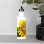 Bouteille D'eau Prière de sérénité Fleur de tournesol jaune Floral<br><div class="desc">Évitez votre soif de cette bouteille d'eau en acier inoxydable branchée qui présente l'image d'une floraison de tournesol jaune vif ainsi que les mots inspirants de la prière de sérénité imprimée en écriture blanche et stylisée. Sélectionnez la couleur de votre bouteille d'eau.</div>