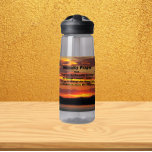 Bouteille D'eau Prière de sérénité Paysage du coucher de soleil or<br><div class="desc">Restez trempés partout où vous allez avec cette bouteille d'eau en plastique claire qui présente l'image d'un coucher de soleil orange spectaculaire,  avec les mots inspirants de la Prière de Sérénité imprimés en caractères gras et noirs. Sélectionnez la taille et la couleur de votre bouteille d'eau.</div>