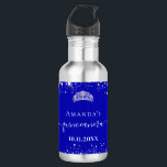 Bouteille D'eau Quinceanera royal bleu argent parties scintillant<br><div class="desc">Pour un élégant Quinceañera,  15ème anniversaire. Une couleur arrière - plan bleue royale tendance. Décoré avec de la poussière de parties scintillant en faux argent,  une couronne de tiare. Personnalisez et ajoutez un nom. Quinceañera est écrit avec un script de style moderne écrit à la main avec des swashes.</div>