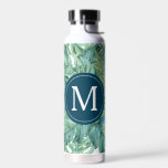 Bouteille D'eau Retour À L'École Feuilles Tropicaux Personnalisés<br><div class="desc">Ces bouteilles d'eau isolées présentent des feuilles tropicaux dans les tons verts. Utilisez les champs modèle pour ajouter votre monogramme personnalisé. Un choix amusant pour retourner à l'école. Pour voir la gamme complète de dortoirs essentiels visitez le www.zazzle.com/dotellabelle Aquarelle art et design de Victoria Grigaliunas de Do Tell A Belle...</div>