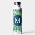 Bouteille D'eau Retour À L'École Feuilles Tropicaux Personnalisés<br><div class="desc">Ces bouteilles d'eau isolées présentent des feuilles tropicaux dans les tons verts. Utilisez les champs modèle pour ajouter votre monogramme personnalisé. Un choix amusant pour retourner à l'école. Pour voir la gamme complète de dortoirs essentiels visitez le www.zazzle.com/dotellabelle Aquarelle art et design de Victoria Grigaliunas de Do Tell A Belle...</div>