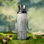 Bouteille D'eau Romantic Mountain Forest Trees Mariage Bridesmaid<br><div class="desc">Romantic Mountain Forest Trees Mariage Bridesmaid Bouteille d'eau. Un cadeau parfait pour les demoiselles d'honneur. Le design a une belle romantique forêt misty arbres arrière - plan avec de jolies fleurs violettes avec le nom écrit dans une jolie police. Parfait pour un mariage à thème de forêt de montagne. Customisez-les...</div>