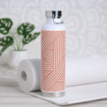 Bouteille D'eau Rosée Rose Géométrique Stipes Fille Feminine<br><div class="desc">Détendez votre soif dans le style grâce à notre bouteille d'eau motif géométrique rose et blanc propre et simple. Ce design élégant et élégant n'est pas seulement une question d'hydratation, c'est un énoncé de mode. Restez rafraîchis pendant votre déplacement avec cette bouteille chic et durable, ajoutant une touche de sophistication...</div>