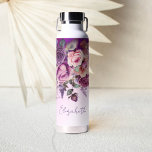 Bouteille D'eau Roses violettes rose élégant personnalisé<br><div class="desc">Cadeaux Bridesmaid violet rose vintage roses élégant nom personnalisé bouteille d'eau,  couleur lavande violet thème</div>