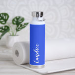 Bouteille D'eau Royal Blue Mariage personnalisé Bridesmaid<br><div class="desc">Offrez à votre femme de chambre ou à votre femme d'honneur mariage cette bouteille d'eau isolée à la mode et sous vide qui porte son nom en blanc stylisé sur un arrière - plan de couleur bleu royal conçu pour correspondre à votre schéma de couleurs mariages. Personnalisez la bouteille en...</div>