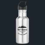 Bouteille D'eau Rustic Mountain Mariage Groomsman Cadeau Cool mode<br><div class="desc">Cadeau cool pour vos groomsmen : Cette bouteille d'eau en acier inoxydable avec un design de chaîne de montagnes rustique moderne,  votre nom personnalisé et l'année du mariage ainsi que les noms de l'événement.</div>