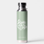 Bouteille D'eau Sage Green Calligraphie Mariée Tribe Bachelorette<br><div class="desc">Cette simple et élégante bouteille d'eau verte sauge avec nom personnalisé peut faire cadeau parfait de bachelorette! Personnalisez-le facilement avec votre nom. Vous pouvez également changer de couleur arrière - plan,  il vous suffit de cliquer sur "Modifier à l'aide de l'outil de conception".</div>