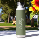 Bouteille D'eau Sage Green Calligraphy Nom de l'écriture manuscrit<br><div class="desc">Sage Green Bouteille d'eau avec option pour ajouter le nom avec un texte de calligraphie magnifique. D'autres produits avec ce design sont dans la collection ci-dessous.</div>