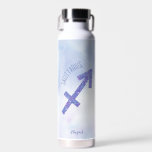Bouteille D'eau Sagittarius Symbole Personnalisé Astrologie Violet<br><div class="desc">Cette jolie bouteille d'eau Sagittarius à la lavande et au violet personnalisées présente votre signe astrologique du Zodiac dans une belle étincelle comme les constellations. Customisez ce cadeau d'astrologie mignon avec votre nom dans une belle écriture cursive pour quelqu'un qui a un anniversaire fin novembre ou début décembre.</div>