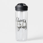Bouteille D'eau Salutations à 50 ans Parties scintillant 50e anniv<br><div class="desc">Cette conception a été créée par art numérique. Elle peut être personnalisée dans la zone fournir ou customiser en choisissant le clic pour customiser une autre option et en changeant le nom, les initiales ou les mots. Vous pouvez également modifier la couleur et le style du texte ou supprimer le...</div>