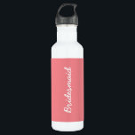 Bouteille D'eau Saumon de la femme de ménage Mariage rose Favorise<br><div class="desc">Un cadeau parfait pour les demoiselles d'honneur ! N'hésitez pas à modifier la couleur de l'arrière - plan et vous pouvez customiser de modifier le texte pour convenir à un autre destinataire pour un événement différent si vous le souhaitez !</div>