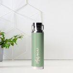 Bouteille D'eau Script de nom personnalisé de la pêche verte Sage<br><div class="desc">Un arrière - plan vert sage. Personnalisez et ajoutez votre nom. Tapez un script de style manuscrit coloré.</div>