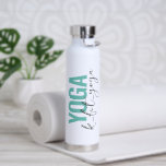 Bouteille D'eau Script de nom YOGA personnalisé<br><div class="desc">Un nom personnalisé YOGA's Script bouteille d'eau pour les entraîneurs. Choisissez la couleur de l'extra,  changez les noms et les titres. Ayez un cadeau personnalisé unique pour un enseignant de YOGA. Un cadeau de bouteille d'eau YOGA. Cadeaux YOGA personnalisés. Cadeaux YOGA pour hommes Cadeaux YOGA pour elle</div>