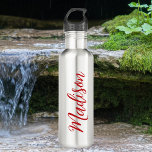 Bouteille D'eau Script manuscrit Nom rouge en gras personnalisé<br><div class="desc">Une bouteille d'eau monogramme personnalisée en rouge gras pour une fille ou un gars qui aime les cadeaux simples et écrits à la main. Beau script cursif sur le flanc de votre bouteille qui épelle votre nom.</div>