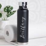 Bouteille D'eau Script minimaliste moderne personnalisé<br><div class="desc">Donnez à un ami cette bouteille d'eau minimaliste moderne personnalisée pratique! Idéal pour partir ! Différentes options de couleur disponibles.</div>