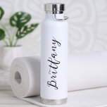 Bouteille D'eau Script minimaliste moderne personnalisé<br><div class="desc">Donnez à un ami cette bouteille d'eau minimaliste moderne personnalisée pratique! Idéal pour partir ! Différentes options de couleur disponibles.</div>