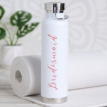 Bouteille D'eau Script minimaliste moderne Présentatrice personnal<br><div class="desc">Donnez à votre mariée cette bouteille d'eau minimaliste moderne personnalisée pratique! Idéal pour partir ! Différentes options de couleur disponibles. Le texte peut être changé en n'importe quel titre,  y compris Jr Bridesmaid,  Maid of Honor,  Matron of Honor et Flower Girl.</div>