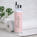 Bouteille D'eau Script rose-bleu élégant pour femmes personnalisée<br><div class="desc">Restez hydratés pendant votre entraînement de gym avec cette bouteille d'eau personnalisée à script rose vif élégant pour femmes. Moderne et tendance, il est décoré d'un arrière - plan rose pastel autour de la bouteille. Le nom est en gris clair écriture manuscrite sur le devant central. Idée cadeau parfaite pour...</div>