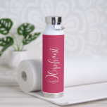 Bouteille D'eau Script simple élégant Fuschia Hot rose moderne<br><div class="desc">Fuschia moderne / bouteille d'eau rose chaud avec un design simple et minimaliste avec votre nom dans un élégant script de brosse. Un design mignon parfait pour une petite fille.</div>