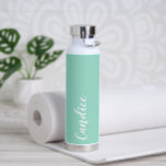 Bouteille D'eau Seafoam Mariage personnalisé Bridesmaid<br><div class="desc">Offrez votre femme de chambre mariage avec cette bouteille d'eau isolée à la mode et sous vide qui porte son nom en blanc, stylisé sur un arrière - plan couleur de la mer conçu pour correspondre à votre schéma de couleurs mariage. Personnalisez la bouteille en modifiant et en remplaçant le...</div>