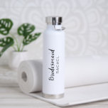 Bouteille D'eau Simple Élégant Cute Moderne Mariage de la servante<br><div class="desc">Bouteille d'eau mariage moderne en noir et blanc avec un design simple et minimaliste avec "femme de chambre" dans un élégant script épais avec son nom. Un cadeau mignon et féminin pour vos demoiselles d'honneur.</div>