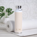 Bouteille D'eau Simple Élégant Minimaliste Monogramme Or Rose<br><div class="desc">Bouteille simple rose et or avec un design moderne mais élégant avec votre monogramme à deux lettres dans une police serif classique. Un design minimaliste,  chic et design.</div>