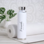 Bouteille D'eau Simple Élégant Script mignon Mariage Bridesmaid<br><div class="desc">Bouteille d'eau mariage moderne en noir et blanc,  design simple et minimaliste avec "femme de chambre" sous son nom dans un script élégant. Un cadeau mignon et féminin pour vos demoiselles d'honneur.</div>