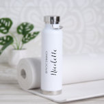 Bouteille D'eau Simple moderne Elegant Bridesmaid Mariage<br><div class="desc">Bouteille d'eau mariage moderne en noir et blanc avec un design simple et minimaliste avec "femme de chambre" et son nom dans un script élégant. Un cadeau mignon et féminin pour vos demoiselles d'honneur.</div>
