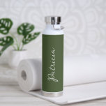 Bouteille D'eau Simple Olive Green Name Élégant Script Moderne<br><div class="desc">Bouteille d'eau verte d'olive moderne au design simple et minimaliste avec votre nom dans un script élégant. Un design mignon parfait pour une petite fille.</div>