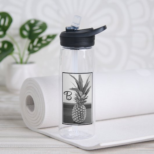 Bouteille D'eau Simple Photo d'une Ananas avec Initiale Unique (Yoga (pivotée))