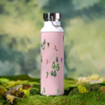 Bouteille D'eau Skieurs roses Ski<br><div class="desc">Ouverture du ski ! Skieur cool à thème hivernal design motif avec skieurs sur les pistes de la station de ski alpin parmi les sapins enneigés dans les alpes. Les skieurs freeride portent des combinaisons de ski rétro vintages et colorées, descente en ski avec des skis sur un arrière -...</div>