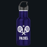 Bouteille D'eau Sports personnalisés de raquette de tennis de<br><div class="desc">Le tennis personnalisé de raquette de padel de cadeau de monogramme folâtre la bouteille d'eau. Couleur métallique en acier de stainles bleus. Idée sportive de cadeau pour l'entraîneur, les joueurs, les compagnons d'équipe et les fans de sports. Conception moderne de typographie avec le nom fait sur commande, la citation drôle,...</div>
