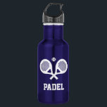 Bouteille D'eau Sports personnalisés de raquette de tennis de<br><div class="desc">Le tennis personnalisé de raquette de padel de cadeau de monogramme folâtre la bouteille d'eau. Couleur métallique en acier de stainles bleus. Idée sportive de cadeau pour l'entraîneur, les joueurs, les compagnons d'équipe et les fans de sports. Conception moderne de typographie avec le nom fait sur commande, la citation drôle,...</div>