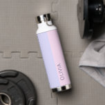 Bouteille D'eau Style moderne rose violet pastel minimaliste Nom<br><div class="desc">Ce design pastel simple et moderne présente votre nom écrit dans une typographie moderne minimaliste violet sur un arrière - plan rose et violet. Ajoutez simplement votre nom dans la section personnalisée pour créer votre propre bouteille d'eau design et tendance. Bien qu'indiqué ici avec votre nom, cette bouteille d'eau peut...</div>