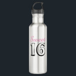 Bouteille D'eau Sweet 16 Moderne Chic Fille rose Anniversaire<br><div class="desc">Cette bouteille d'eau douce et simple pour 16ème anniversaire est parfaite pour une fille de Sweet 16. La bouteille d'eau d'anniversaire contient du texte rose et noir qui dit "Sweet 16" dans la typographie moderne.</div>