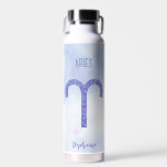 Bouteille D'eau Symbole d'astrologie de Cute Aries personnalisé<br><div class="desc">Cette jolie bouteille d'eau personnalisée en violet et lavande Aries présente votre signe astrologique du Zodiac dans une belle étincelle comme les constellations. Customisez ce cadeau mignon avec votre nom dans une belle écriture cursive pour quelqu'un qui a un anniversaire fin mars ou début avril.</div>