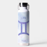 Bouteille D'eau Sympathique Gemini Astrologie Signe Personnalisé V<br><div class="desc">Cette jolie bouteille d'eau Gemini de lavande et de violet personnalisée présente votre signe astrologique du Zodiac dans une belle étincelle comme les constellations. Customisez ce joli cadeau de symbole astrologique avec votre nom en écriture cursive pour quelqu'un qui a un anniversaire fin mai ou début juin.</div>