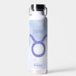 Bouteille D'eau Sympathique Taurus Astrologie Signe Personnalisé V<br><div class="desc">Cette jolie bouteille d'eau Taurus de lavande et de violet personnalisée présente votre signe astrologique du Zodiac dans un beau éclat comme les constellations. Customisez ce joli cadeau de symbole astrologique avec votre nom dans un magnifique script cursif pour quelqu'un qui a un anniversaire fin avril ou début mai.</div>