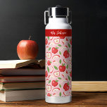 Bouteille D'eau Teacher Appreciation Thank You Gift<br><div class="desc">A fun teacher water bottle with an apple pattern on a pink background. Personalize it with your teachers name. Designed for you by Blackberry Boulevard.</div>