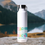Bouteille D'eau Teacher Moderne Arc-en-ciel Couleurs Nom personnal<br><div class="desc">Teacher Modern Rainbow Colors Nom personnalisé Thor Copper Insulated Bottles contient le texte "Teacher" dans la typographie moderne rainbow color répéter script avec votre nom personnalisé ci-dessous. Parfait pour votre professeur préféré pour l'appréciation des enseignants,  anniversaire,  Noël,  vacances et plus encore. Conçu par Evco Studio www.zazzle.com/store/evcostudio</div>