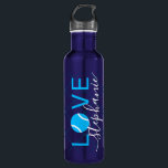 Bouteille D'eau Tennis Love Personnalisé Bright Cyan Blue<br><div class="desc">Bouteille d'eau en acier inoxydable bleu et brillant Cyan personnalisée avec un monogramme de nom "LOVE" utilise une police de script de calligraphie élégante et mignonne et dispose d'un motif net subtil arrière - plan pour un effet monochromatique monochromatique monochromatique unique en son genre avec une balle de tennis comme...</div>