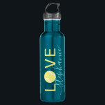 Bouteille D'eau Tennis Love Personnalisé Turquoise et Jaune<br><div class="desc">Bouteille d'eau turquoise bleu vert et jaune en acier inoxydable personnalisée avec un monogramme de nom "LOVE" utilise une police de script de calligraphie élégante et mignonne et dispose d'un arrière - plan net motif subtil pour un ton turquoise unique sur le ton pop art effet avec une balle de...</div>