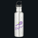 Bouteille D'eau Tennis Nom Personnalisé Purple<br><div class="desc">Bouteille d'eau en acier inoxydable noir,  violet et argent,  monogramme de raquette de tennis,  police de caractères élégante et mignonne avec un motif arrière - plan subtil.</div>