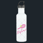 Bouteille D'eau Tennis Nom personnalisé rose<br><div class="desc">Bouteille d'eau en acier inoxydable noir rose et blanc personnalisée avec un monogramme de raquette de tennis dans une police de script de calligraphie élégante et mignonne avec un motif arrière - plan subtil.</div>