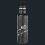 Bouteille D'eau Tennis Personnalisé Élégant Nom de script<br><div class="desc">Bouteille d'eau en acier inoxydable noir noir et blanc avec monogramme en raquette de tennis dans une police de script de calligraphie élégante et mignonne avec un motif arrière - plan subtil.</div>