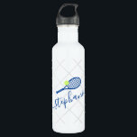 Bouteille D'eau Tennis Personnalisé Script Nom bleu<br><div class="desc">Bouteille d'eau en acier inoxydable personnalisée bleu et blanc de la Marine royale avec un monogramme de raquette de tennis dans une police de script de calligraphie élégante et mignonne avec un motif de filet subtil arrière - plan.</div>