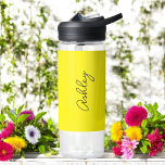 Bouteille D'eau Texte manuscrit jaune élégant<br><div class="desc">Bouteille Elégante Jaune avec option pour ajouter un nom avec un texte de calligraphie magnifique. D'autres produits avec ce design sont dans la collection ci-dessous.</div>